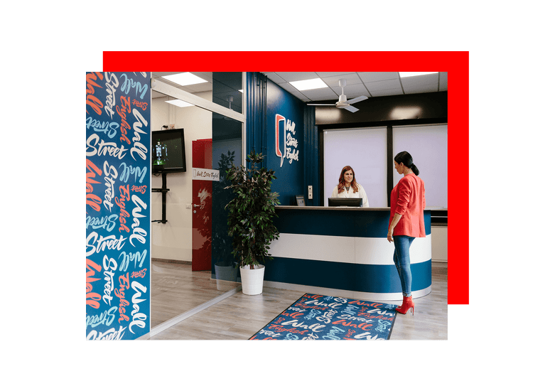 centre wall street english accueil avec 2 personnes