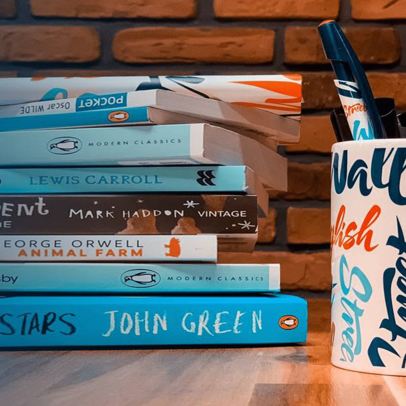 pile de livres et mug wall street english